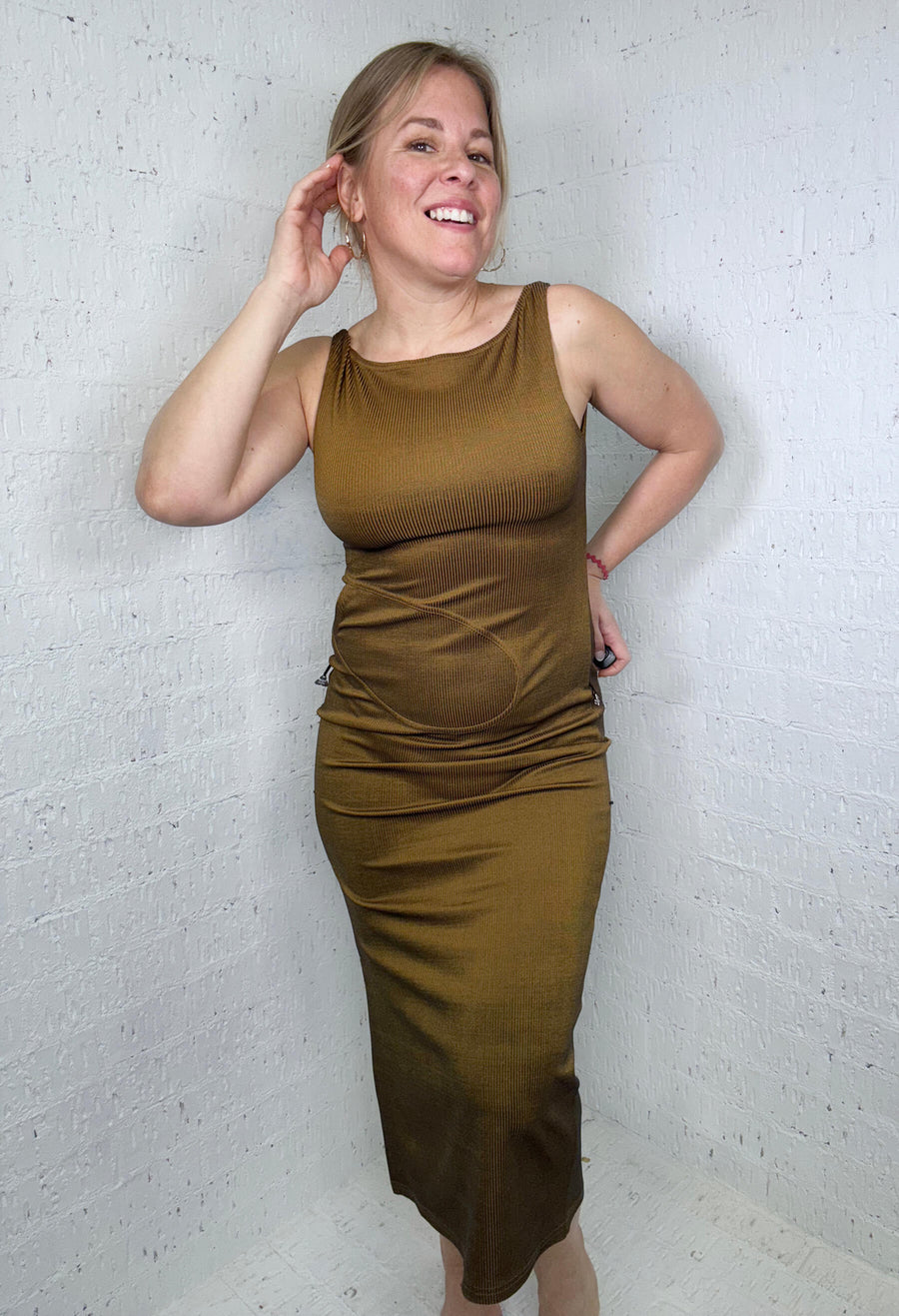 Lucia Pétillante - Robe longue sans manches avec fente latérale